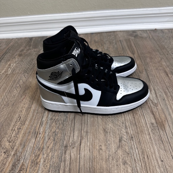 Jordan 1 Retro High OG “Silver Toe” Youth 7Y Men's 7 - Picture 2 of 7
